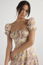 House of CB одећу 68JT428 таллулах миди сарафан са пуф рукавима са принтом божура - Image 4