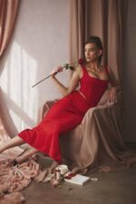 House of CB одећу 68JT943 цолетте сцарлет сатенска миди сукња са ниским струком - Image 10